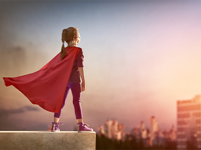 Superhelden-Mädchen steht auf einem Wolkenkratzer